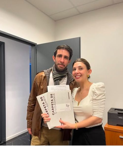 Familia Batageli Kohan con su Carpeta de Ciudadanía