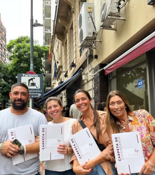 Familia De Sarro con su Carpeta de Ciudadanía