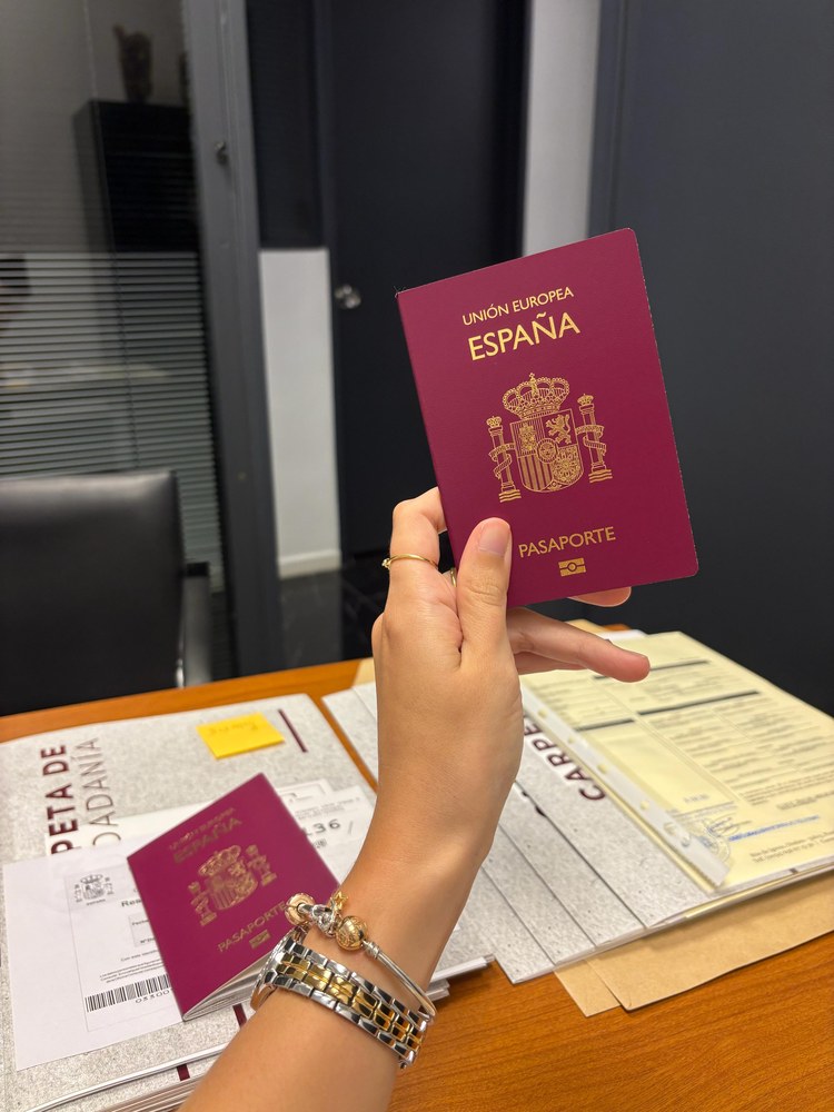 Pasaportes españoles junto a la Carpeta de Ciudadanía