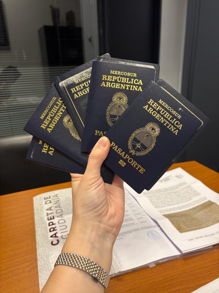 Pasaportes argentinos junto a la Carpeta de Ciudadanía